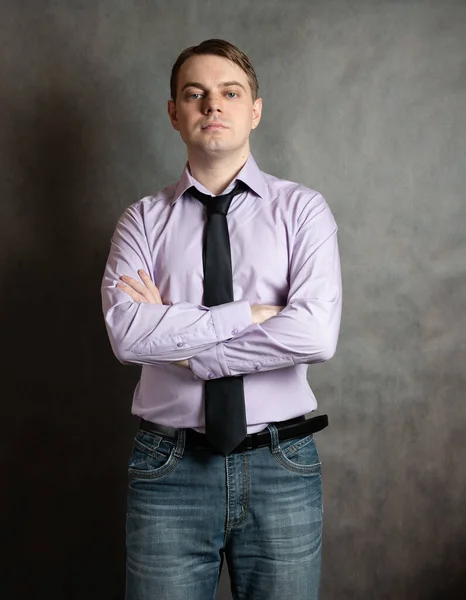 Retrato Atraente Jovem Empresário Camisa Rosa Gravata Escura Contra Fundo — Fotografia de Stock