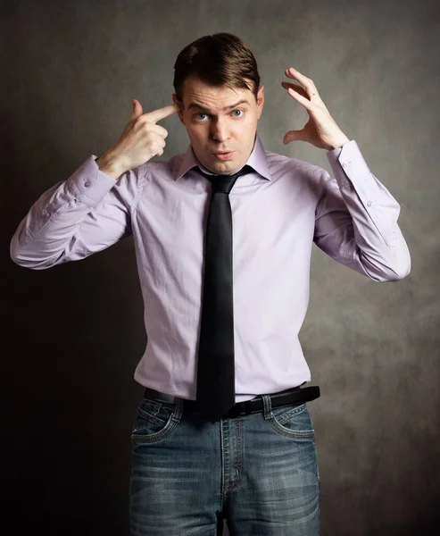 Retrato Joven Pensativo Con Camisa Rosa Corbata Oscura Sobre Fondo —  Fotos de Stock