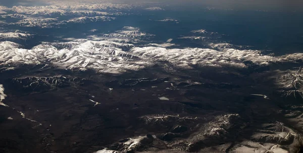 Vista Desde Avión Superficie Tierra Montañas Cubiertas Nieve —  Fotos de Stock