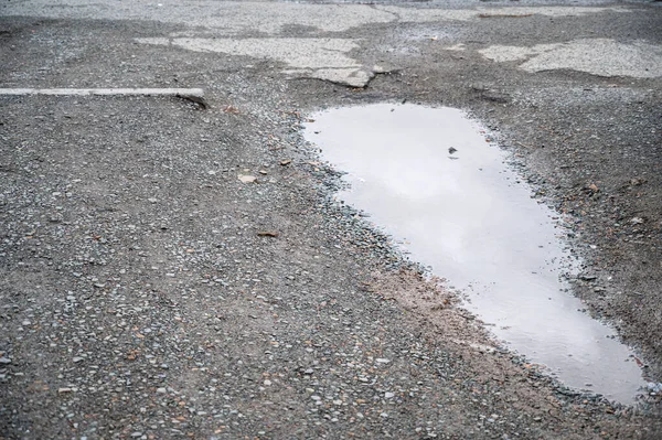 Estrada Quebrada Com Buracos Após Chuva — Fotografia de Stock