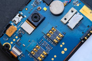 Korozyon izleri taşıyan akıllı telefon anakart. Seçici odak.