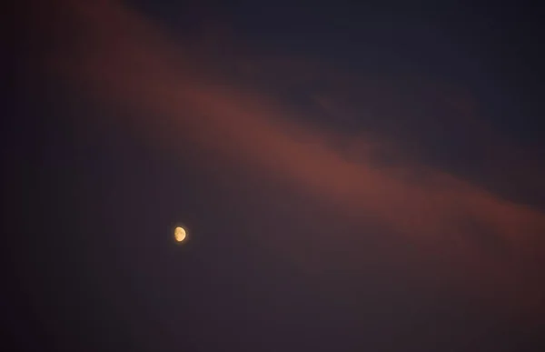 Луна Фоне Заката — стоковое фото