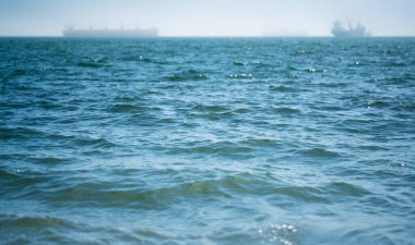 Yol kenarında balıkçı teknesi olan deniz pelerini..