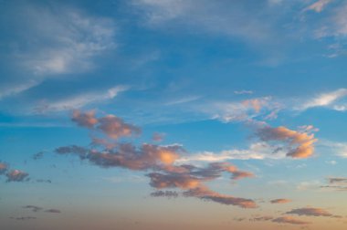 Turuncu bulutlu gün batımı gökyüzü. Doğa arkaplanı.