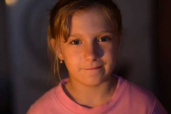 Retrato Close Uma Menina Adorável Foco Seletivo Com Profundidade Campo — Fotografia de Stock