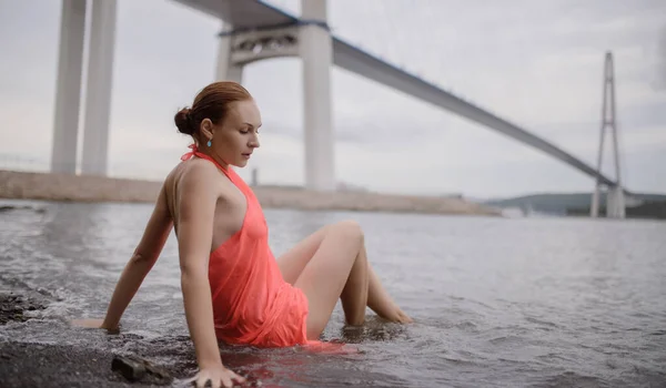 Schöne Frau Einem Roten Kleid Strand — Stockfoto