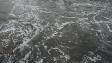 Deniz kıyısında ya da iskelede yavaş çekimde dalgalar.