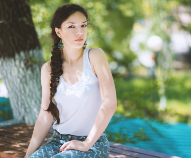 Bankta oturan kadın.