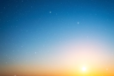 gökyüzü yıldızlarla.