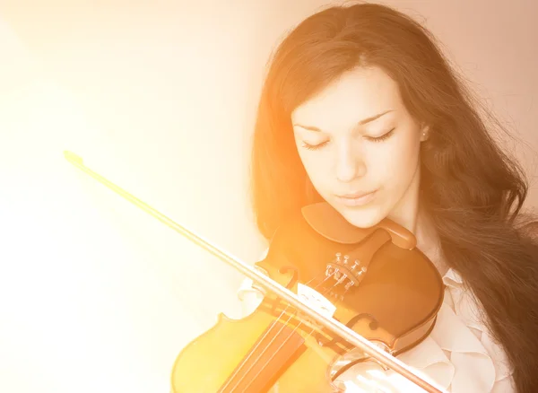 Ung flicka spela fiol. — Stockfoto