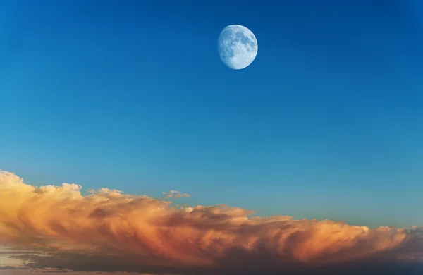 Mond und Sonnenuntergang. — Stockfoto