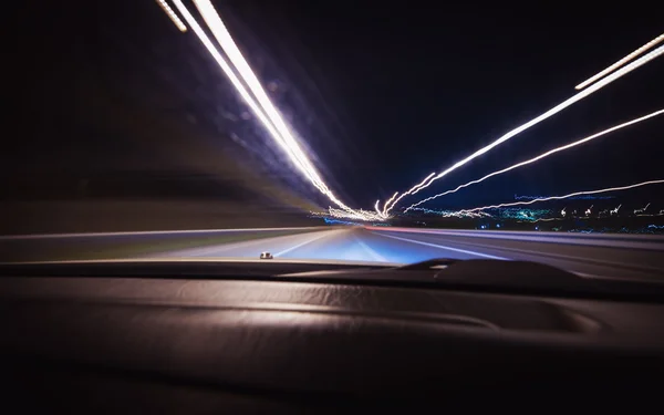 Um carro a conduzir numa auto-estrada a altas velocidades . — Fotografia de Stock