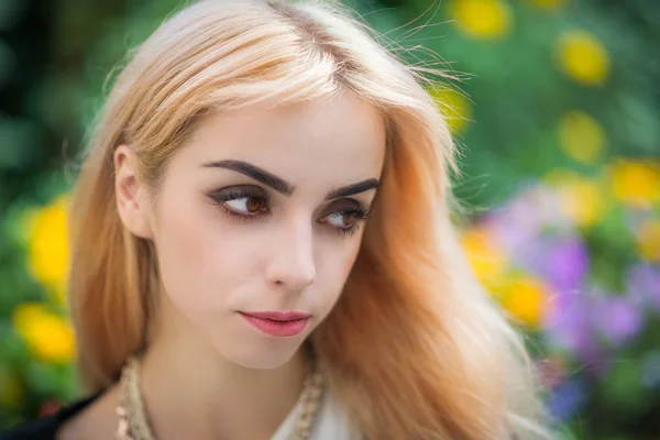 Retrato de una hermosa chica. — Foto de Stock