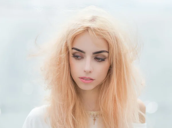 Porträtt av en blond flicka. — Stockfoto