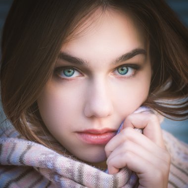 mavi gözlü genç kadın.