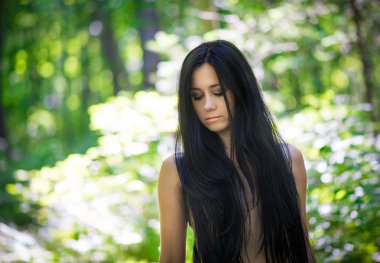 güzel esmer genç bayan.