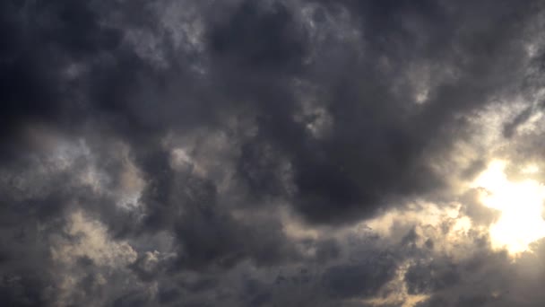 Dramáticas nubes tormentosas . — Vídeos de Stock