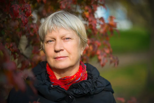 Retrato de una mujer de mediana edad. — Foto de Stock