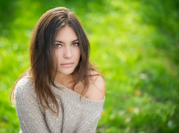 Portret van een jonge vrouw in trui. — Stockfoto