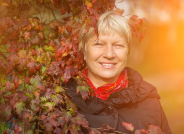 Orta yaşlı bir kadının portresi.