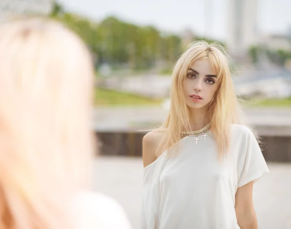 Retrato de una chica rubia. — Foto de Stock