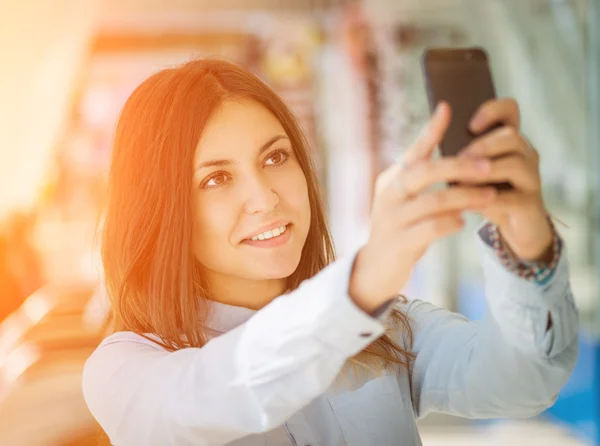 Młoda kobieta, co selfie. — Zdjęcie stockowe