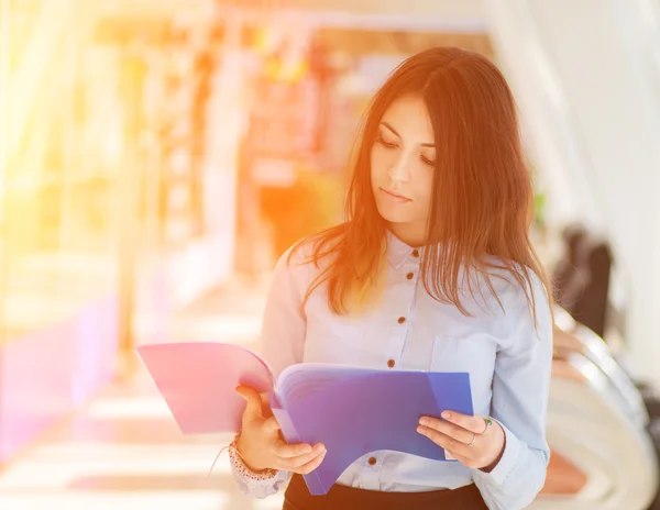 Young woman with folder. — Stock Photo, Image