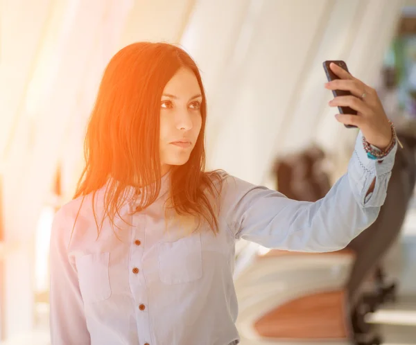 Mujer joven haciendo selfie . — Foto de Stock