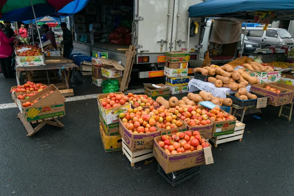 Αγορά τροφίμων στην κεντρική πλατεία. — Φωτογραφία Αρχείου
