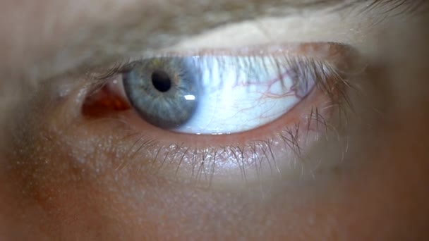 Œil bougeant regardant autour .