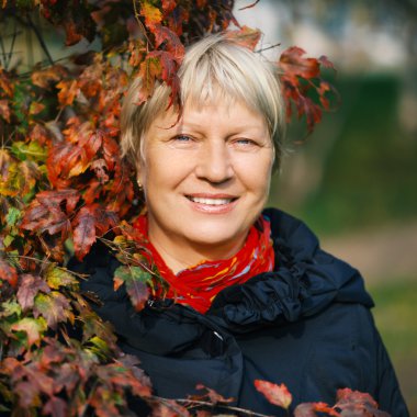 Orta yaşlı bir kadının portresi.