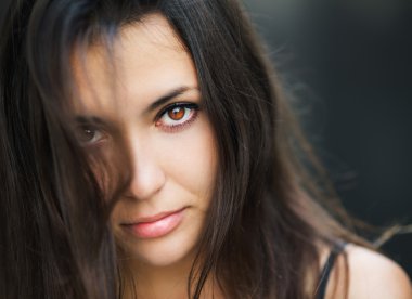 Güzel bir esmerin portresi.