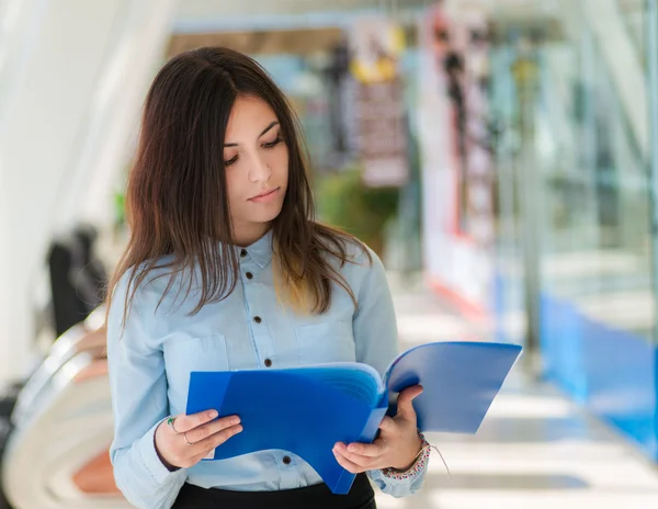 Young woman with folder. — Stock Photo, Image