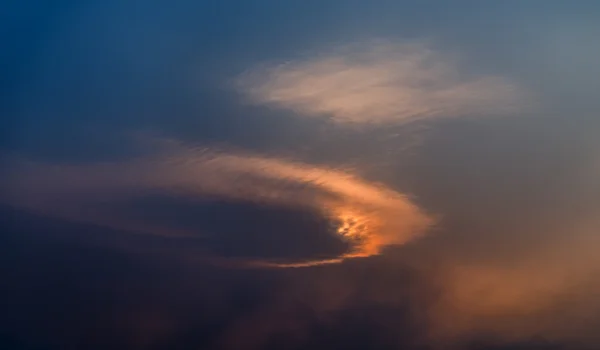 Cielo al tramonto con nuvola . — Foto Stock
