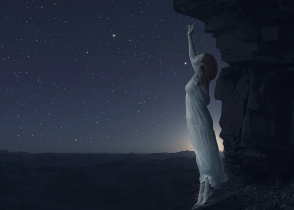 Mujer parada en el borde del acantilado de otro planeta . — Foto de Stock