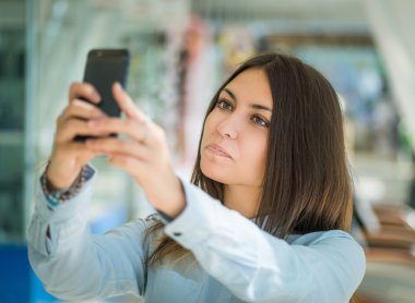 genç kadın selfie yapma.