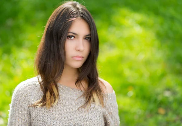 Retrato de mujer hermosa joven. — Foto de Stock