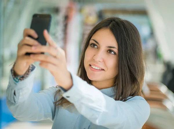 Mujer joven haciendo selfie . —  Fotos de Stock