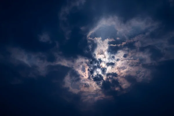 雲と太陽。トーンのカラー画像. — ストック写真