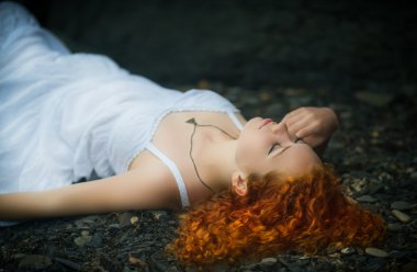 güzel kızıl saçlı kadın.