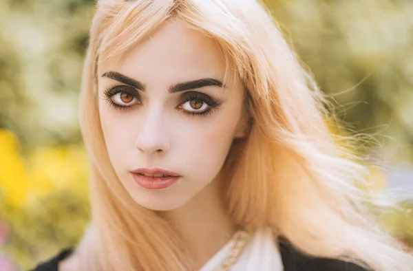Porträtt av en vacker blond flicka. — Stockfoto