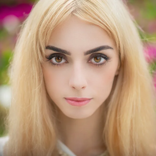 Retrato de uma menina loira. — Fotografia de Stock