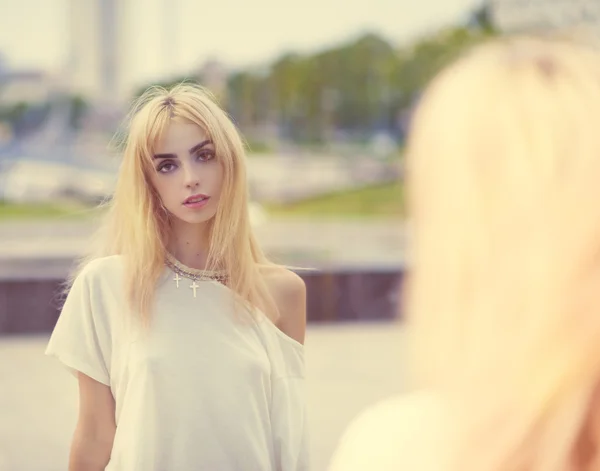 Retrato de una chica rubia. — Foto de Stock