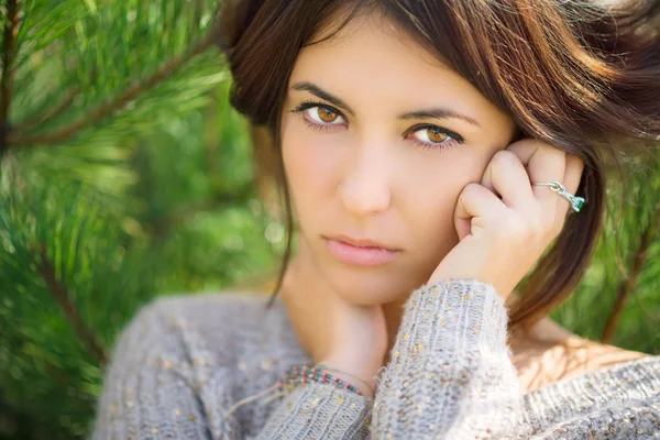 Mooie brunette portret. — Stockfoto