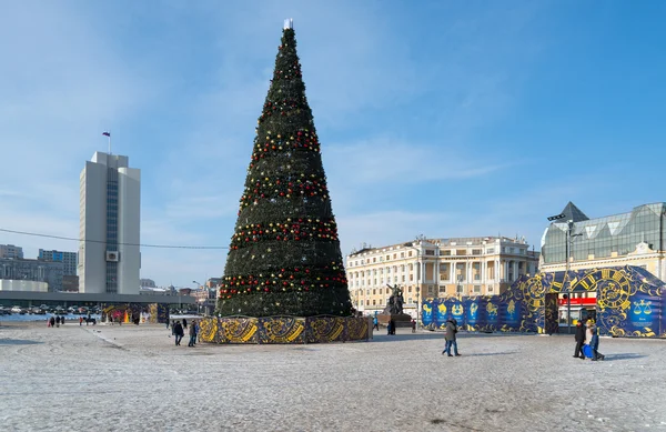 Árvore de Natal na praça central de Vladivostok . — Fotografia de Stock