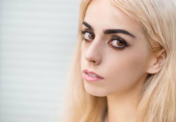 Porträt eines blonden Mädchens — Stockfoto