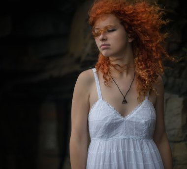 güzel kızıl saçlı kadın.