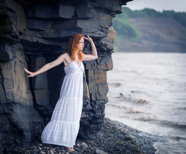 Rothaarige Frau im weißen Kleid. — Stockfoto