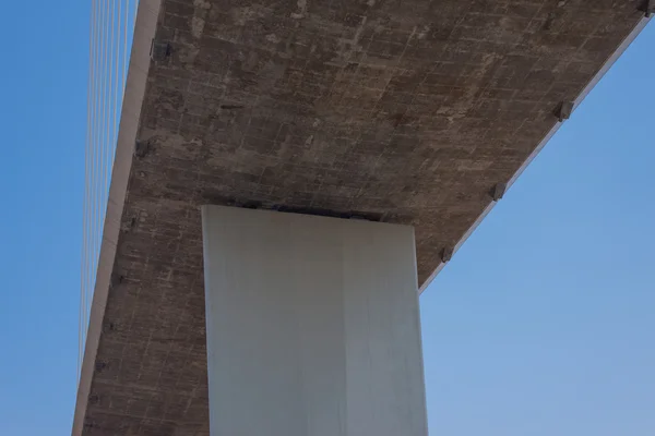 O fragmento de um cabo ficou a ponte . — Fotografia de Stock