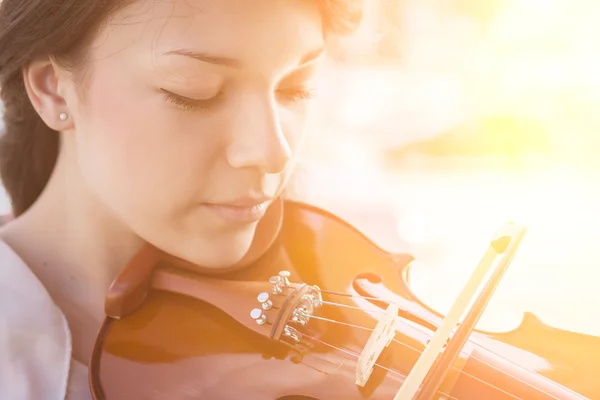Ung kvinna spelar fiol. — Stockfoto